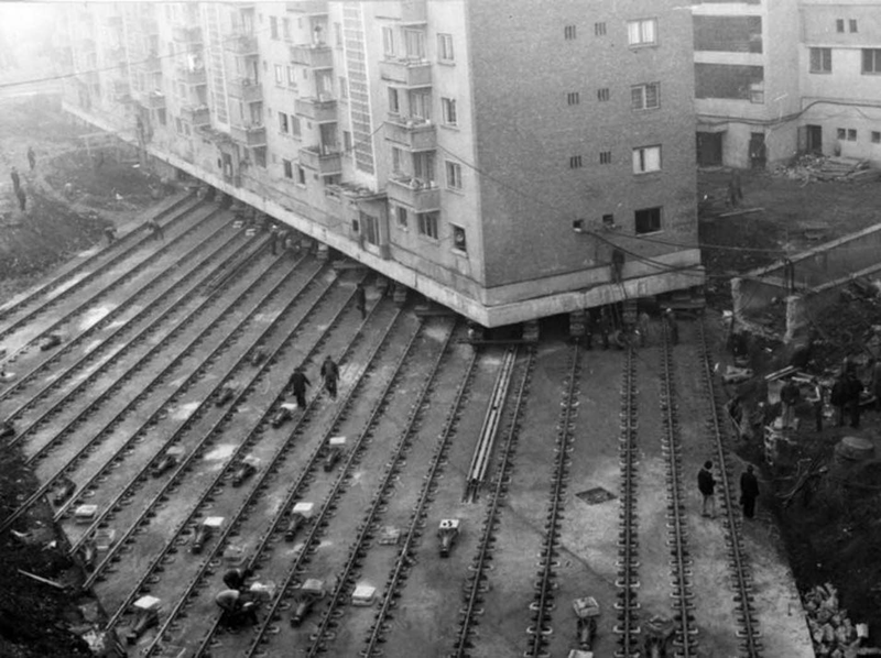 Illustration for article titled Cómo un pueblo de Rumania logró mover un edificio de 7 mil toneladas a la acera de enfrente en 5 horas